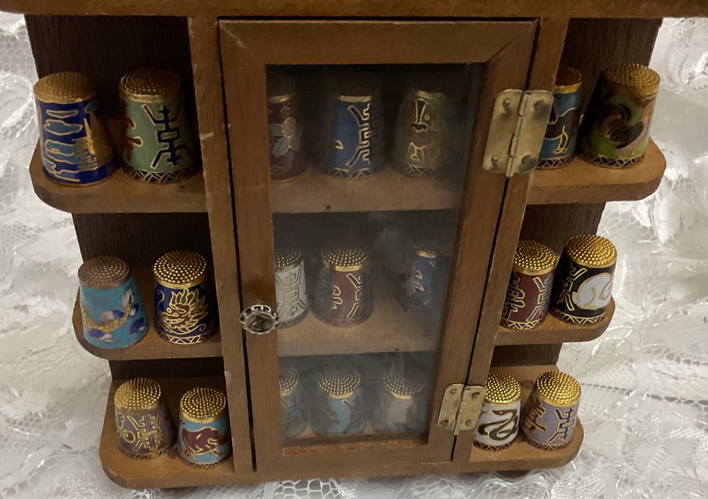 Collezione a tema - Collezione ditali in cloisonne’ con bacheca #1.0