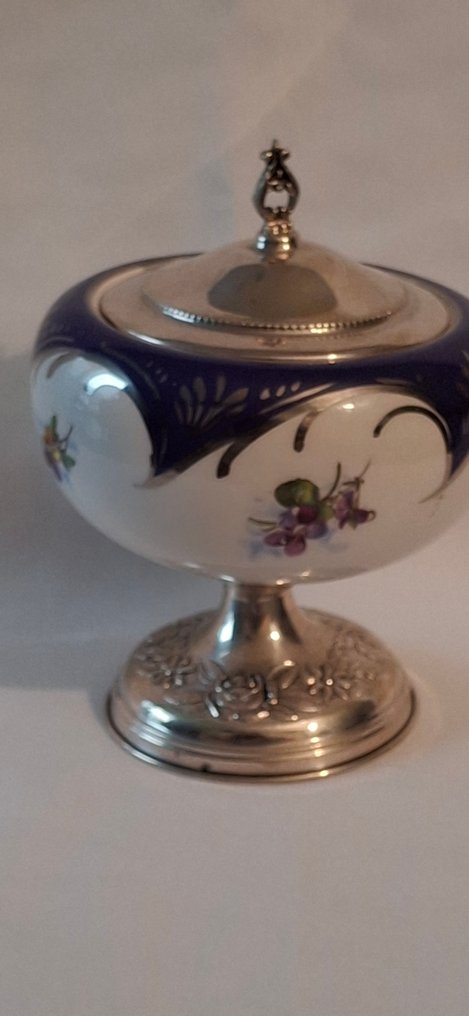 Model coupé - Porseleinen coupe afgezet met een zilveren bewerkte voet en zilveren deksel. - Porcelanowa misa wykończona srebrną zdobioną podstawą i srebrnym wieczkiem. #2.1