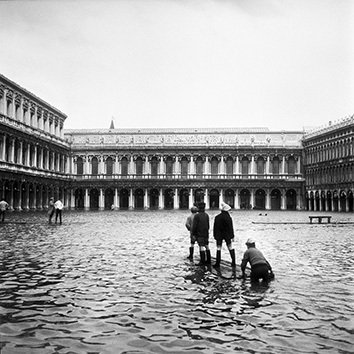 Cameraphoto Epoche/Vittorio Pavan - Ragazzi in zattera, alta marea - Venezia, 1966 #1.0