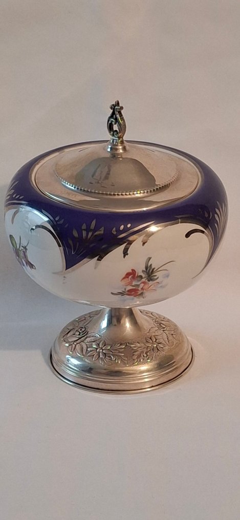 Model coupé - Porseleinen coupe afgezet met een zilveren bewerkte voet en zilveren deksel. - Porcelanowa misa wykończona srebrną zdobioną podstawą i srebrnym wieczkiem. #1.0