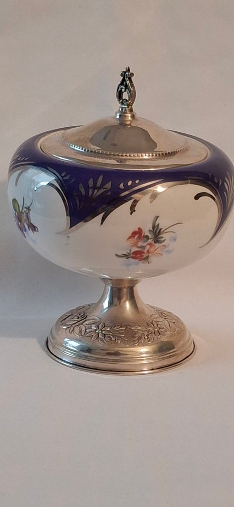 Model coupé - Porseleinen coupe afgezet met een zilveren bewerkte voet en zilveren deksel. - Porcelanowa misa wykończona srebrną zdobioną podstawą i srebrnym wieczkiem. #1.0