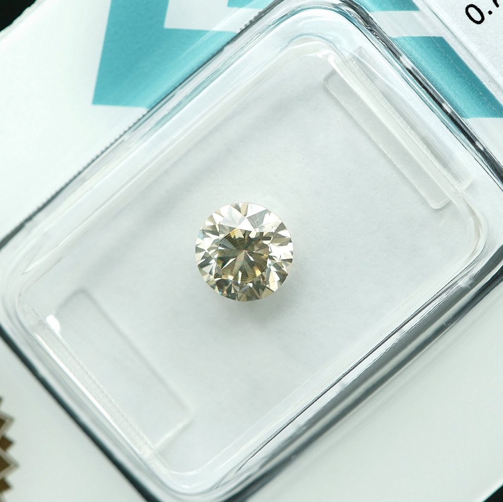 没有保留价 - 1 pcs 钻石 (天然色彩的) - 0.79 ct - 圆形 - Fancy light 稍帶棕色的 黄色 - SI2 微内含二级 - 国际宝石研究院(IGI) #2.1