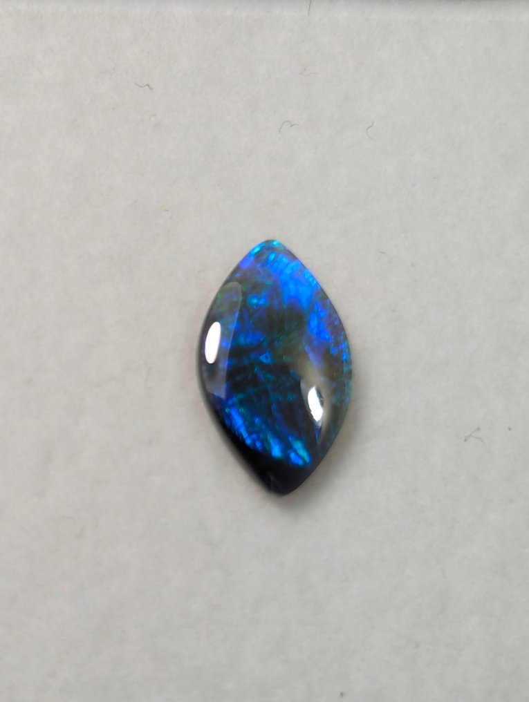 0,79 CT - Deslumbrantes Opalas de Cristal Preto Natural de Lightning Ridge, com jogo de cores. Cabochon, natural, polido - Altura: 10.5 mm - Largura: 6 mm- 0.16 g - (1) #3.2