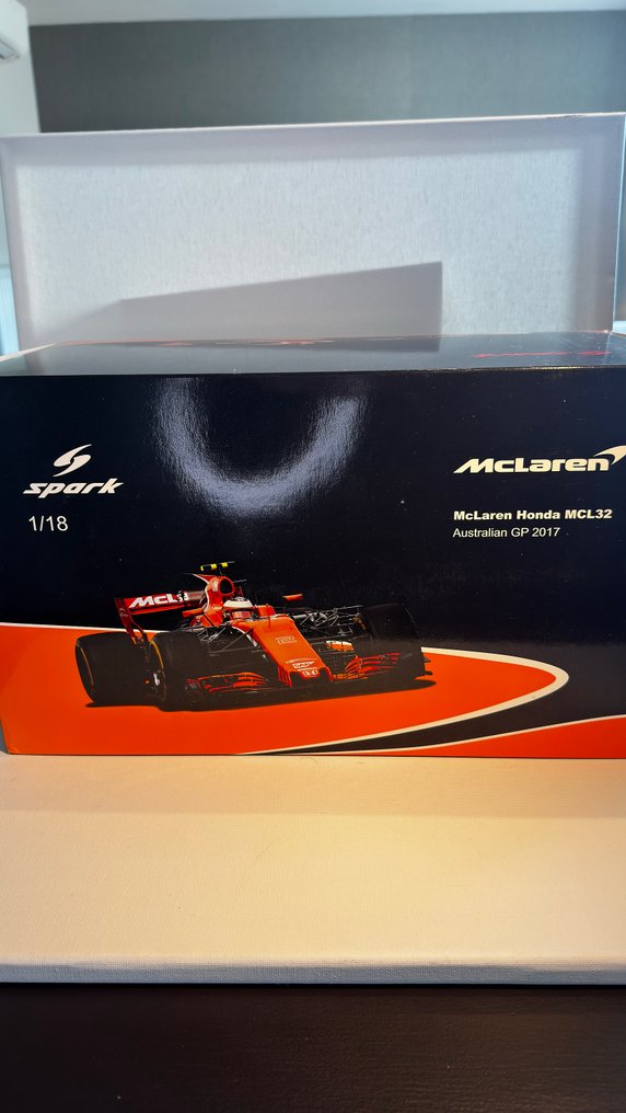Spark 1:18 - Model car - McLaren Honda MCL32 Australian GP 2017 #4.3
