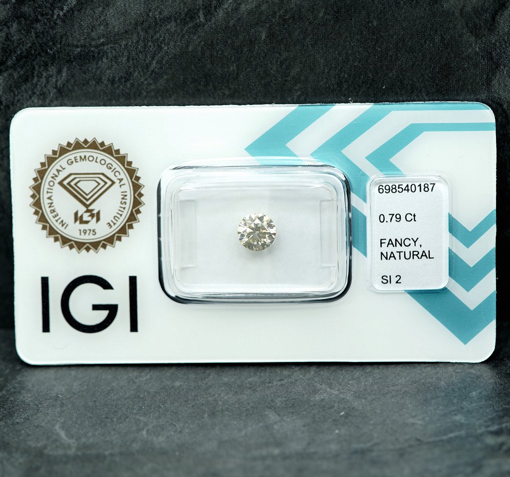 没有保留价 - 1 pcs 钻石 (天然色彩的) - 0.79 ct - 圆形 - Fancy light 稍帶棕色的 黄色 - SI2 微内含二级 - 国际宝石研究院(IGI) #1.0