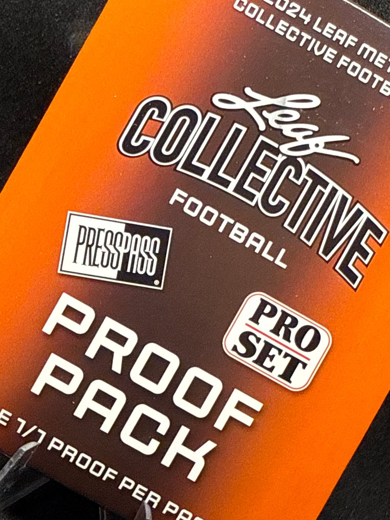 2024 Leaf Leaf Metal Football Proofs 2024 Una de una - 1 Pack - Casi impecable (CI) #1.0