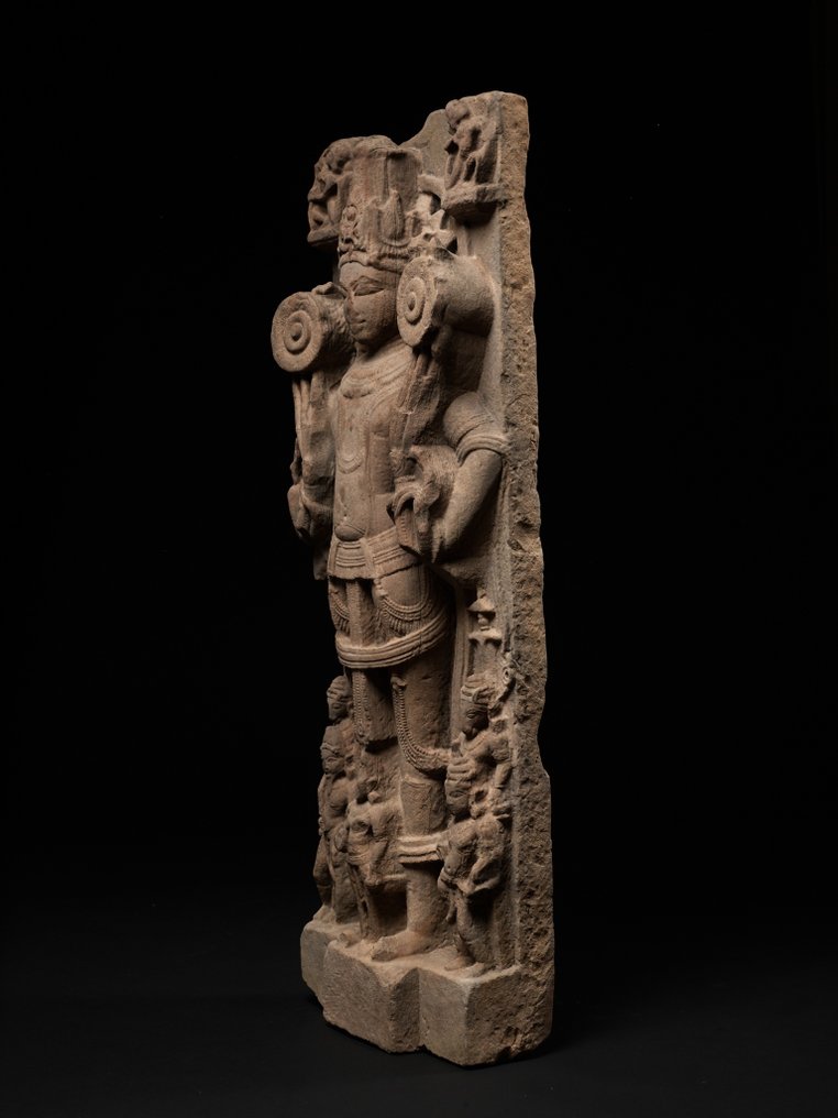 India - middeleeuws tijdperk Een monumentale zandstenen stele van Surya, middeleeuwen - 150 cm #2.1