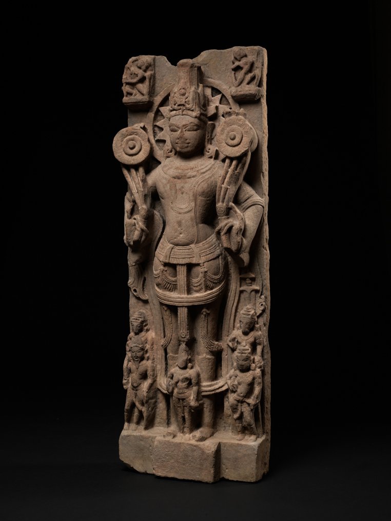 India - middeleeuws tijdperk Een monumentale zandstenen stele van Surya, middeleeuwen - 150 cm #1.0