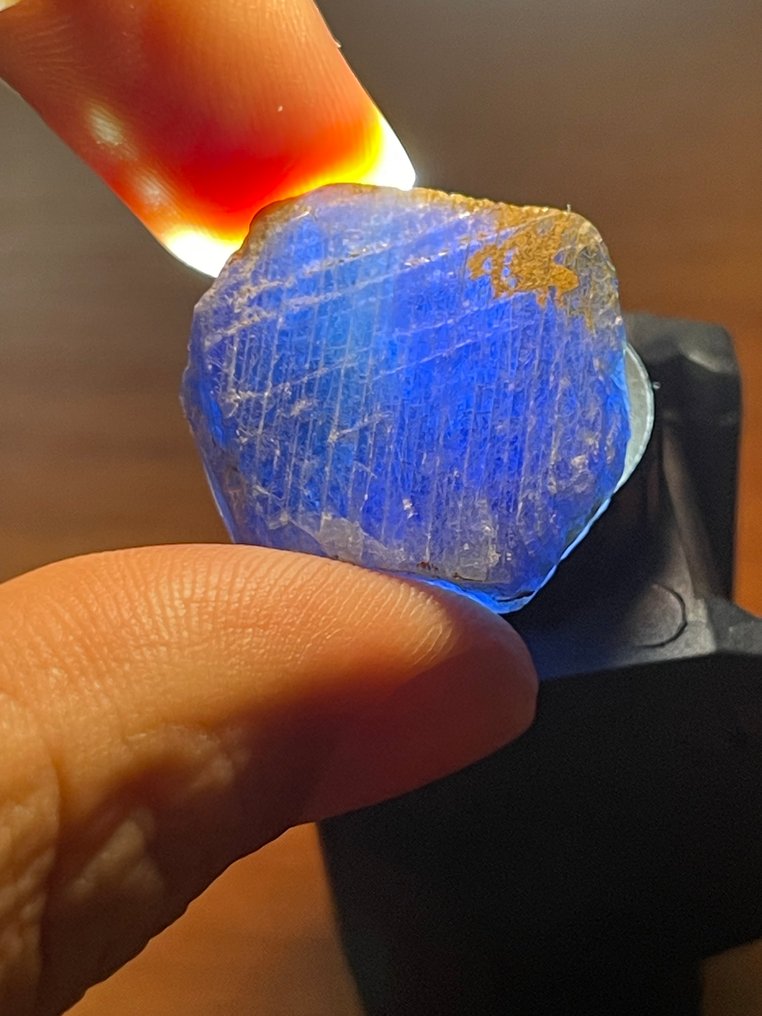 蓝宝石 不寻常的顶级皇家蓝。“全晶体和高品质特殊巨大块” 68.5 克拉。 - 高度: 24 mm - 宽度: 21 mm- 13.7 g #3.2