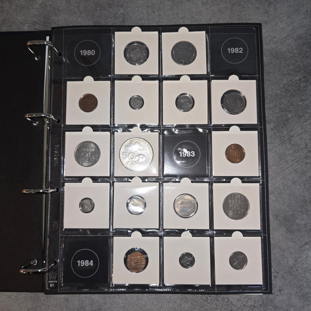 Netherlands. Beatrix. Album 5 Cent t/m 50 Gulden 1980 t/m 2001 compleet inclusief ZILVER #1.0