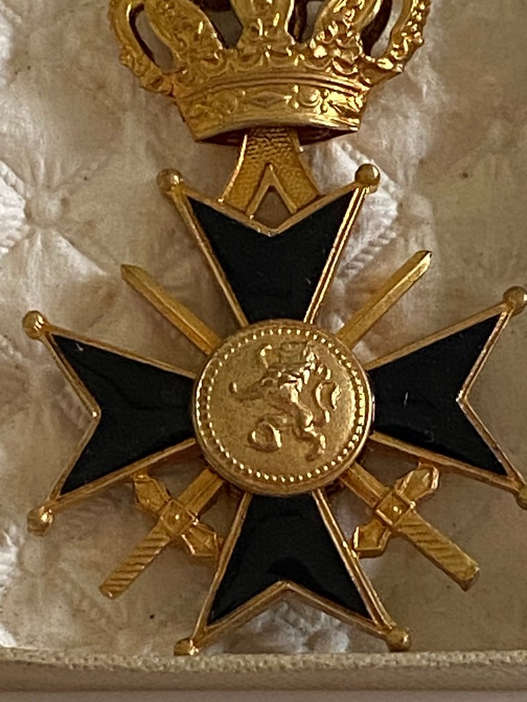 比利時 - 軍功章 - 利奥波德国王二世奖章，比利时军事勋章，用于表彰非凡的服务或英勇行为。 #3.2