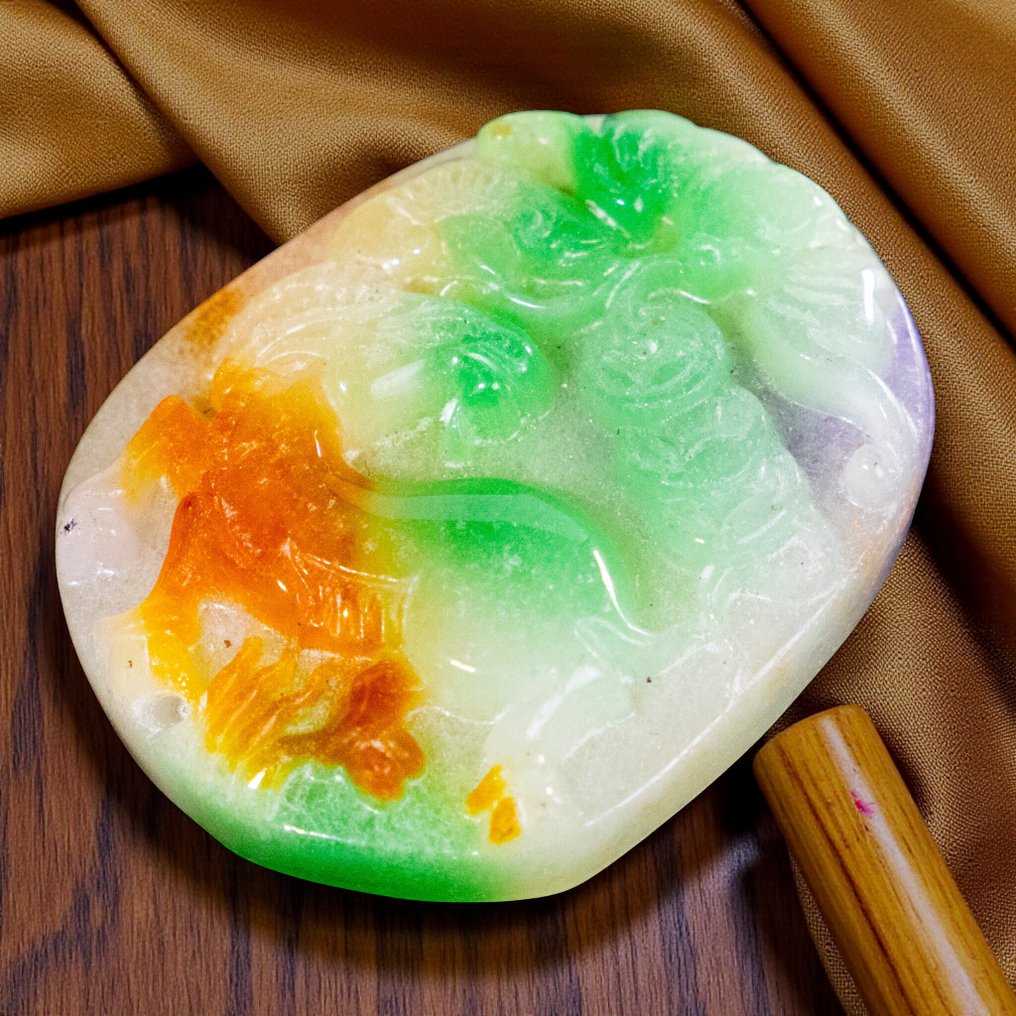 Ciondolo amuleto in giada multicolore – Scultura artigianale per collana - Altezza: 55 mm - Larghezza: 44 mm- 48 g #4.3