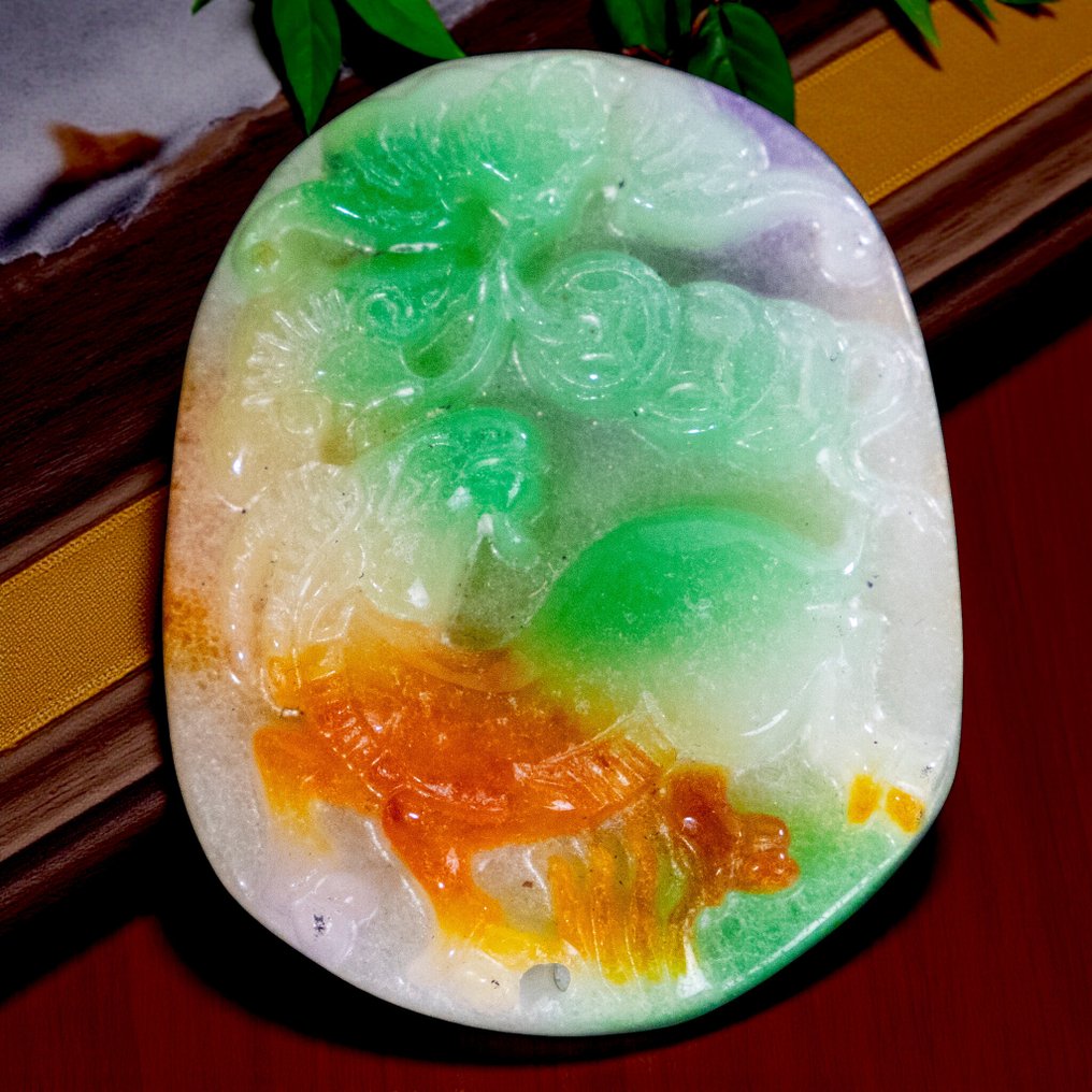 Ciondolo amuleto in giada multicolore – Scultura artigianale per collana - Altezza: 55 mm - Larghezza: 44 mm- 48 g #1.0