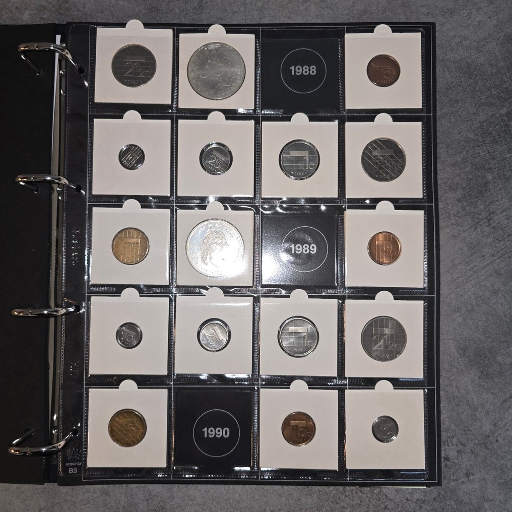 Netherlands. Beatrix. Album 5 Cent t/m 50 Gulden 1980 t/m 2001 compleet inclusief ZILVER #3.2
