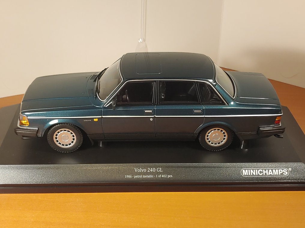 MiniChamps 1:18 - Model sedan - Volvo 240 GL Limousine in Petrol-metallic 1986 - Limited Edition 1 of 402 pieces. #2.1