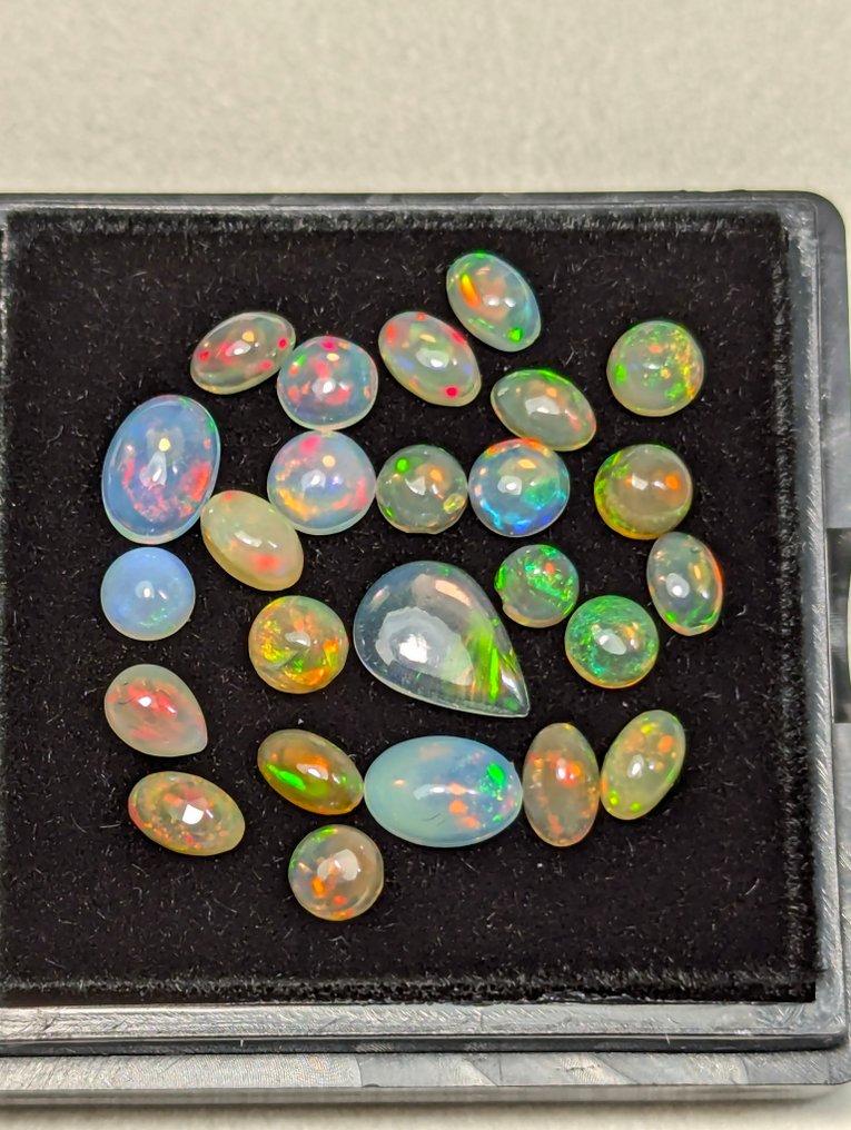 5.5 CT - 25x Natural Noble Welo Opals, with beautiful play of colors. Cabochon - Height: 8 mm - Width: 3 mm- 1.1 g - (25) #1.0