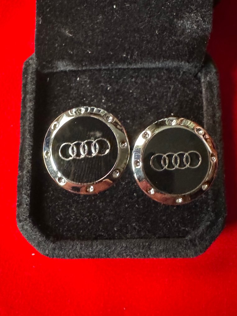 Όμορφα καρφίτσα Audi από κυλινδρικό ασήμι και γυαλί. - Μανικετόκουμπα #1.0