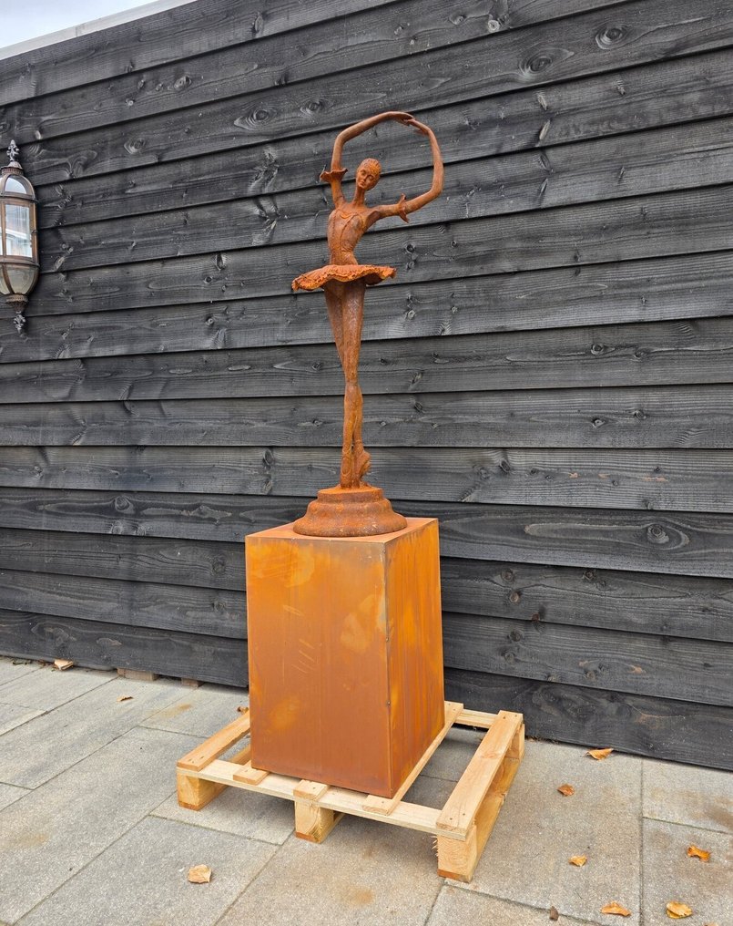 Statue, XL Ballerina with Pedestal 173cm - 173.5 cm - Fer - 2025 #1.0