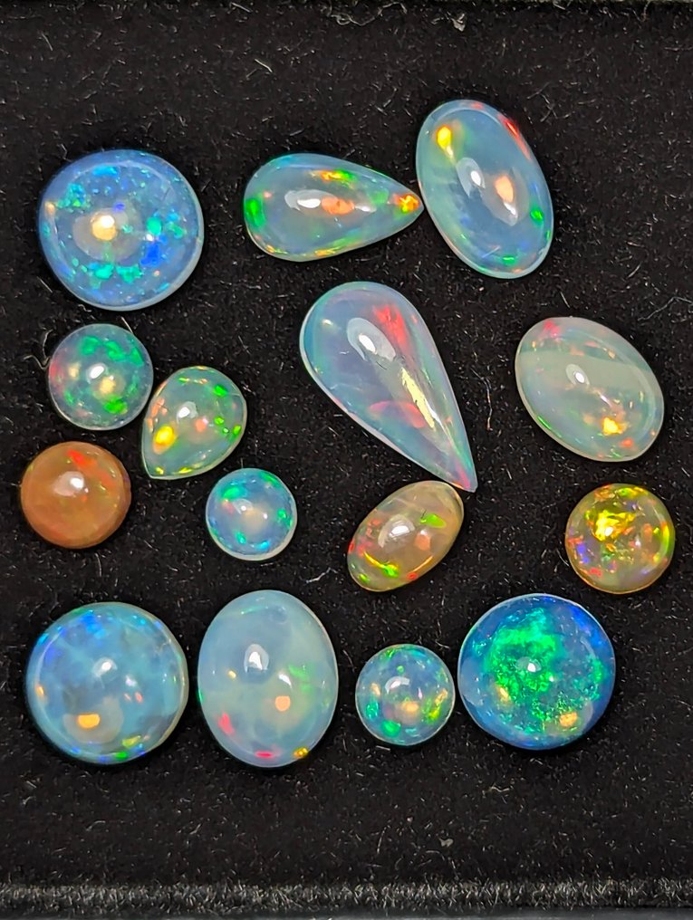 5.2 CT - 15x Natural Noble Welo Opals, with beautiful play of colors. Cabochon - Height: 9 mm - Width: 3 mm- 1.04 g - (15) #1.0
