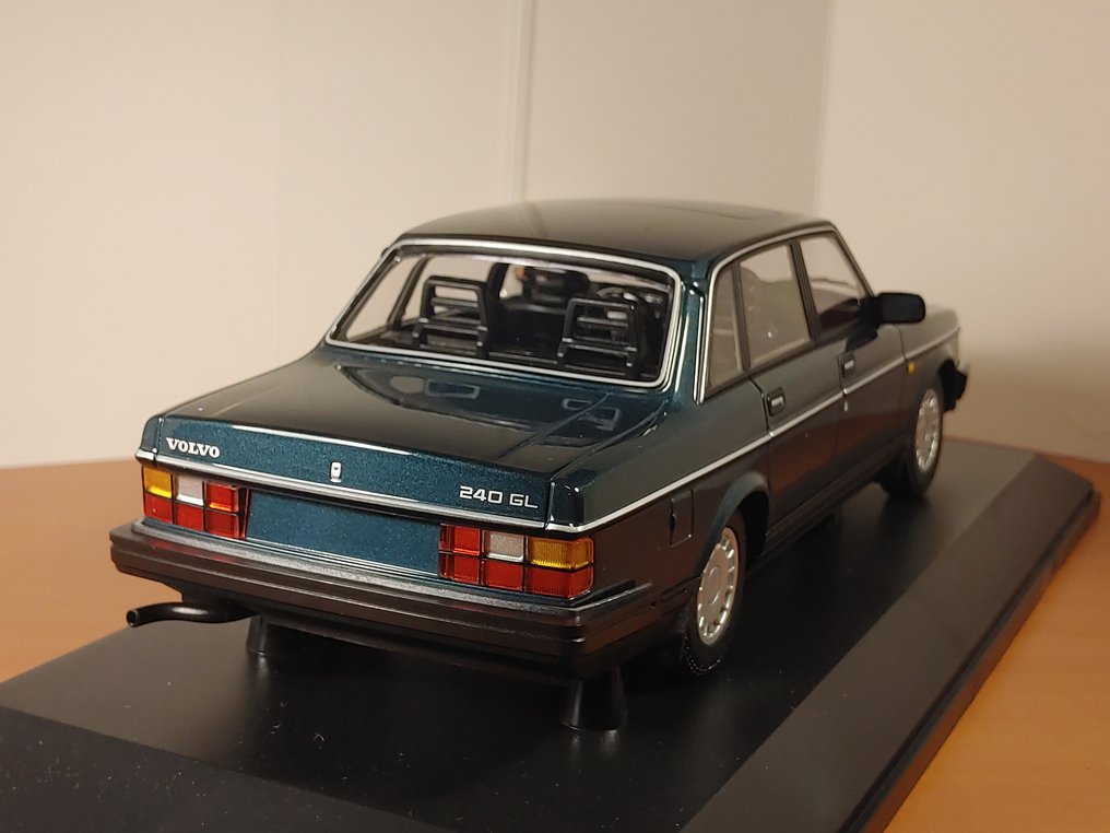 MiniChamps 1:18 - Model sedan - Volvo 240 GL Limousine in Petrol-metallic 1986 - Limited Edition 1 of 402 pieces. #4.3