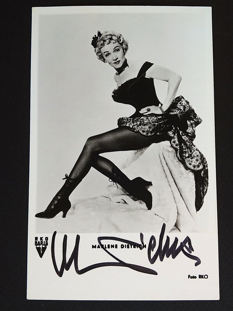 Shanghaï Express - Marlene Dietrich (+)  - Signed Photo on postcard #1.0