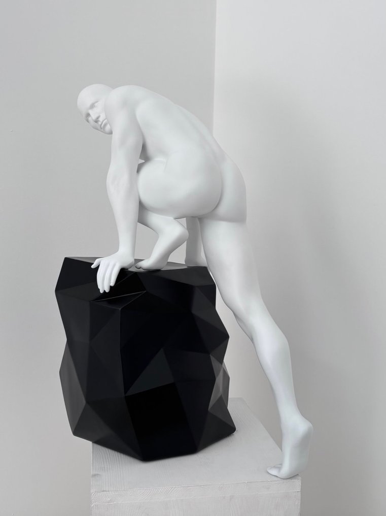 Statue, Atleta su roccia - 60 cm - Resin #1.0