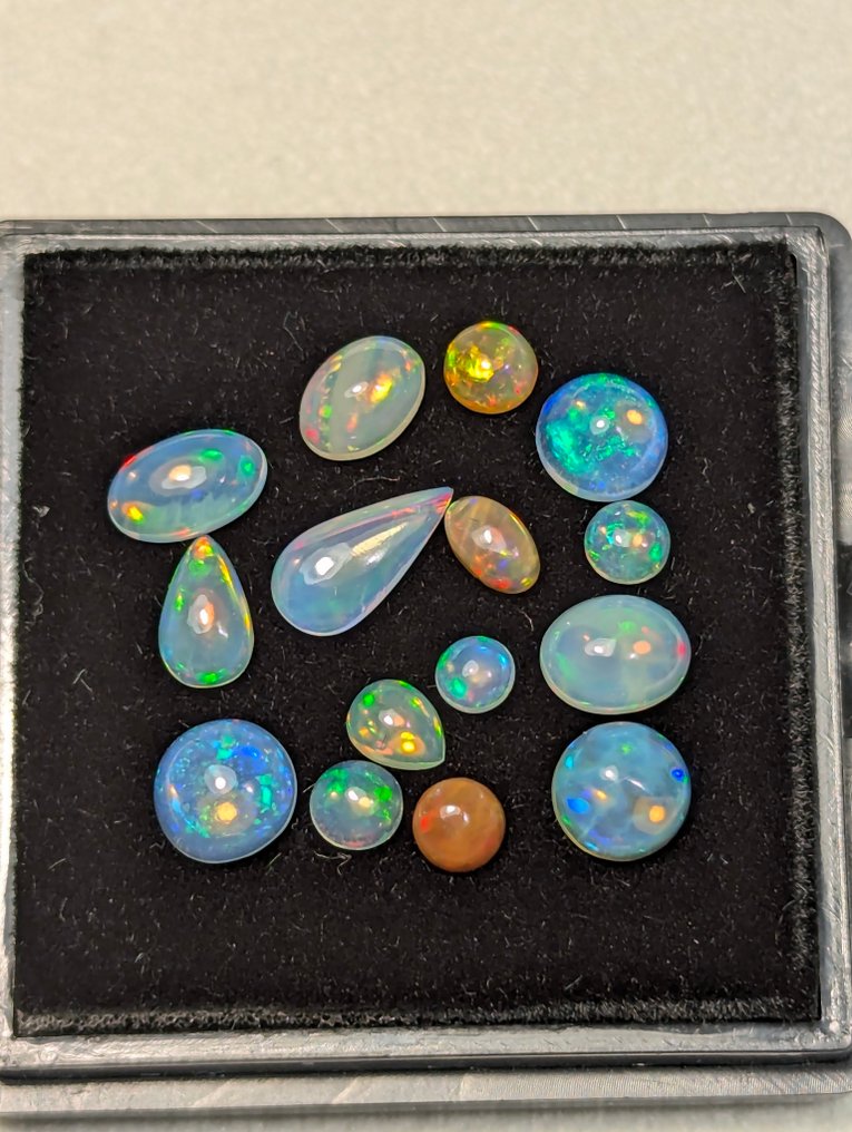 5.2 CT - 15x Natural Noble Welo Opals, with beautiful play of colors. Cabochon - Height: 9 mm - Width: 3 mm- 1.04 g - (15) #1.0