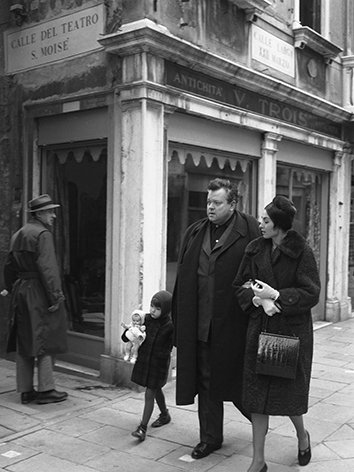 Cameraphoto Epoche/Vittorio Pavan - Orson Welles con moglie e figlia -Venezia 1956 #1.0