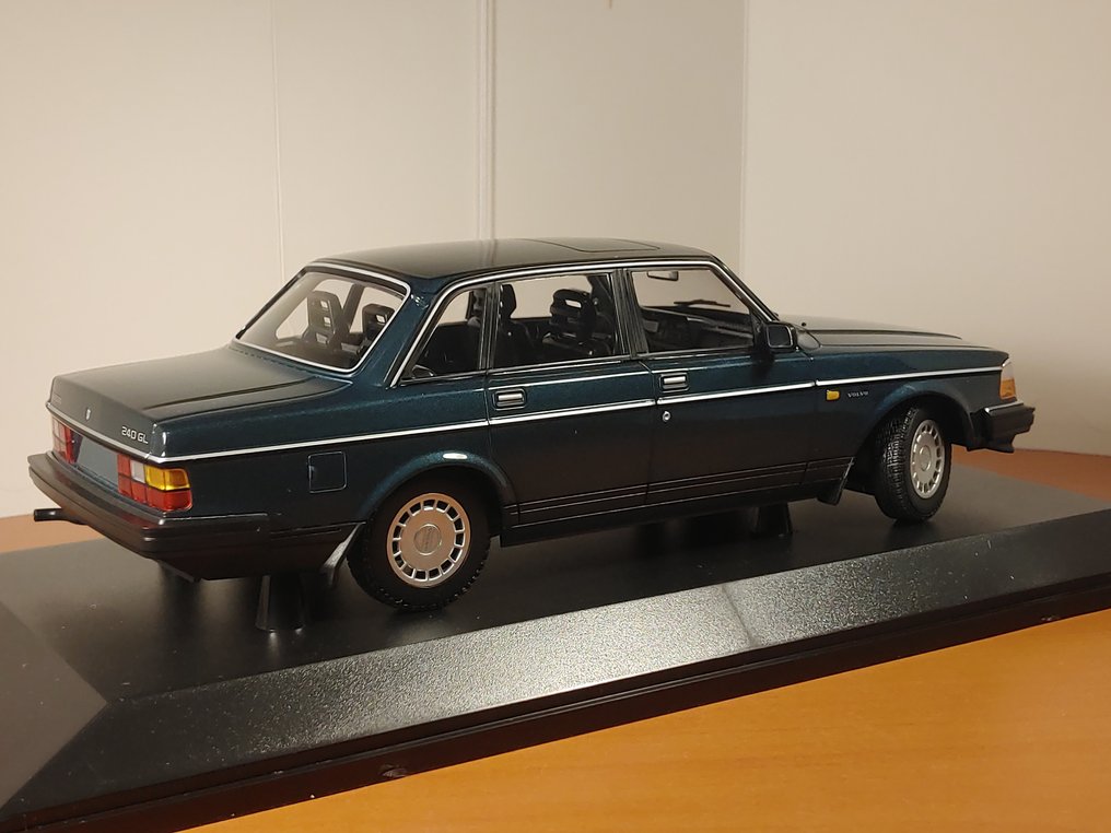 MiniChamps 1:18 - Model sedan - Volvo 240 GL Limousine in Petrol-metallic 1986 - Limited Edition 1 of 402 pieces. #1.0