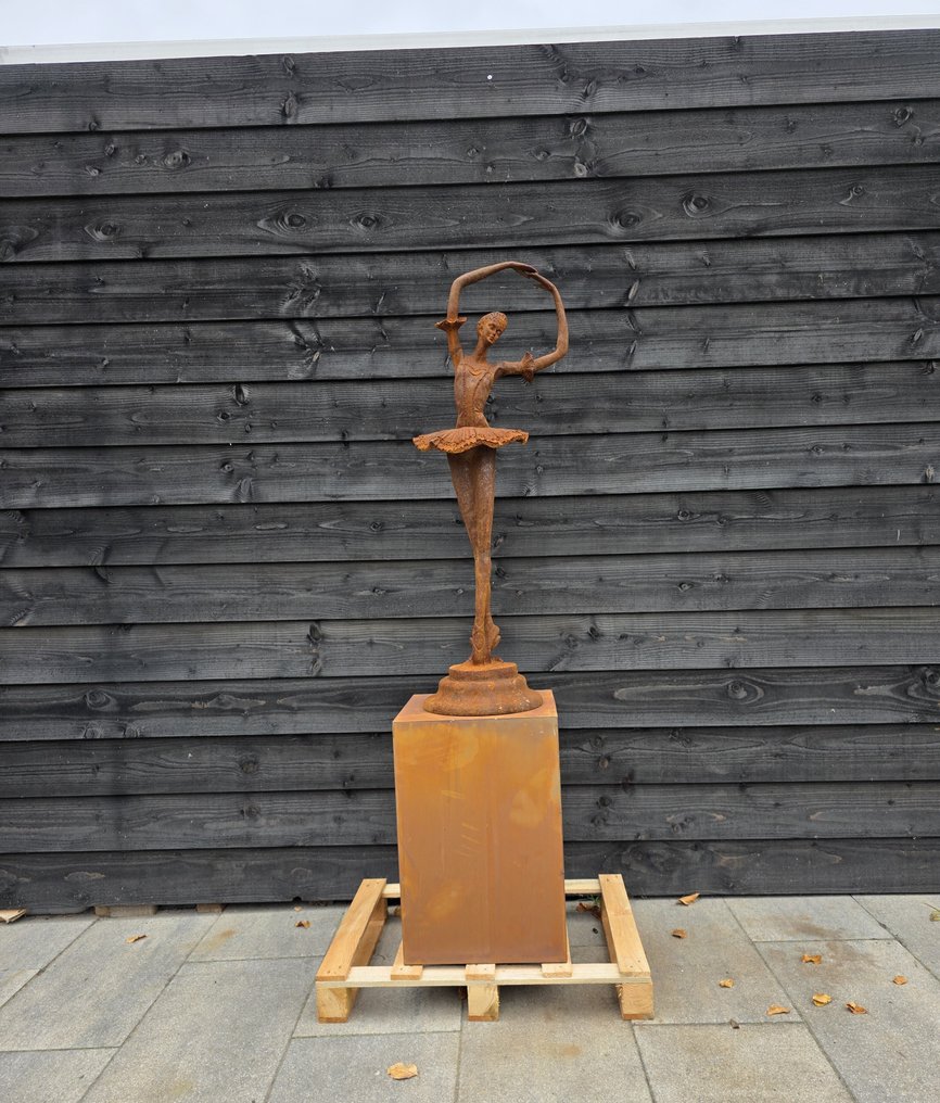 Statue, XL Ballerina with Pedestal 173cm - 173.5 cm - Fer - 2025 #2.1