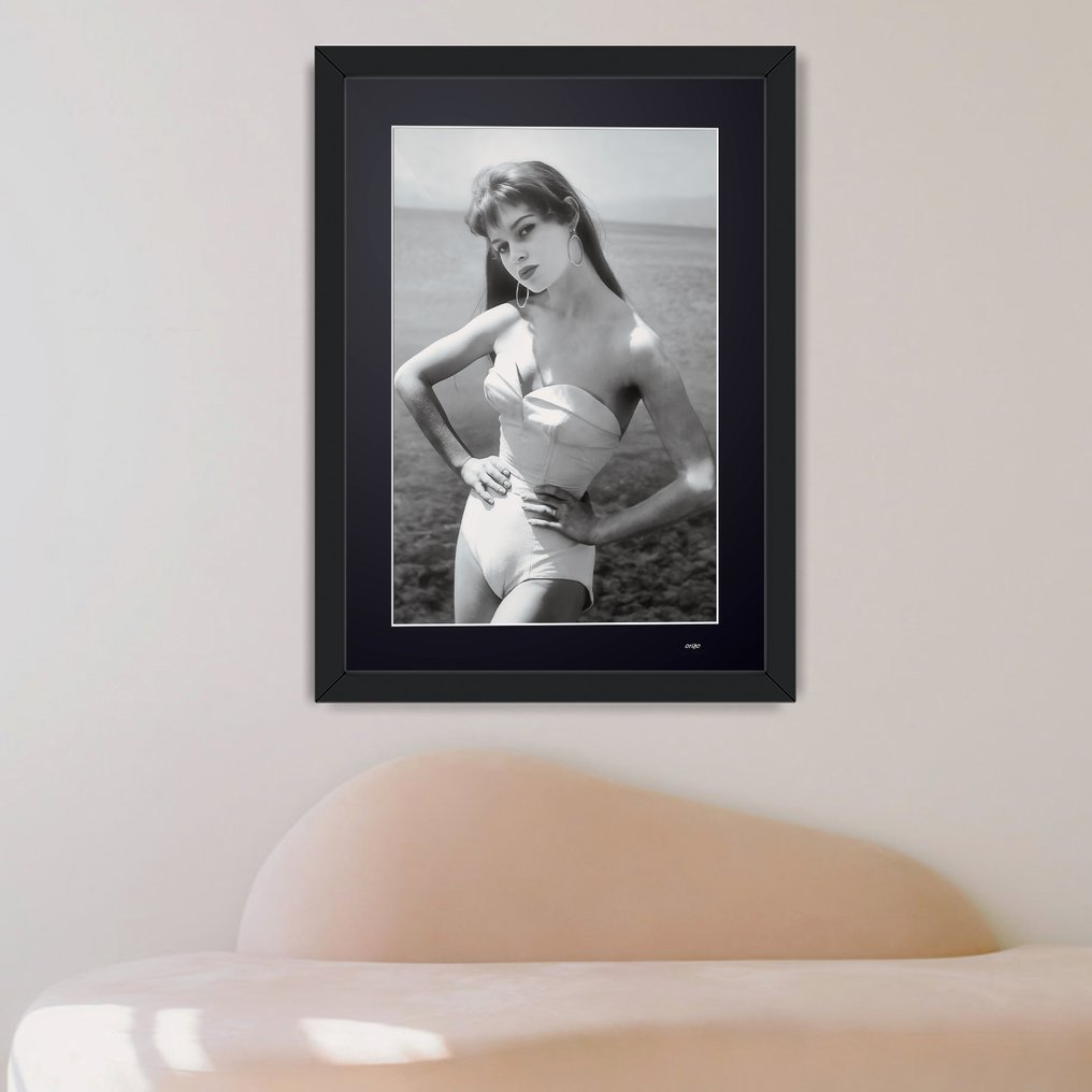 Brigitte Bardot - Cannes 1953 - Fine Art Photography - Luxury Wooden Frame 70X50 cm - Limited Edition 01 of 30 - Serial 20427 - Original Certificate (COA), Hologram - 100% New. Shipping Reduction from 3 items #1.0