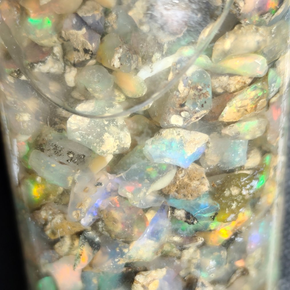 915 carats of Welo opal roughs and pre-polished stones. Rough- 183 g - (1) #4.3