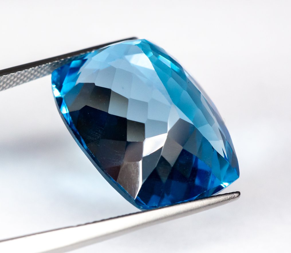 Zonder Minimumprijs Topaas  - 34.12 ct - Gem Report Antwerp (GRA) - Intense 'Swiss' Blue #3.2
