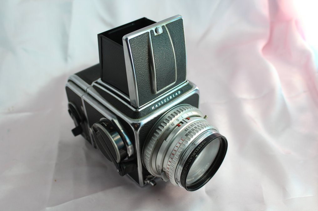 Hasselblad, Carl Zeiss 500C/M + Planar 2,8/80mm + Sonnar 4/150mm + acc. | 120 / medium format camera  (No reserve price) #2.1