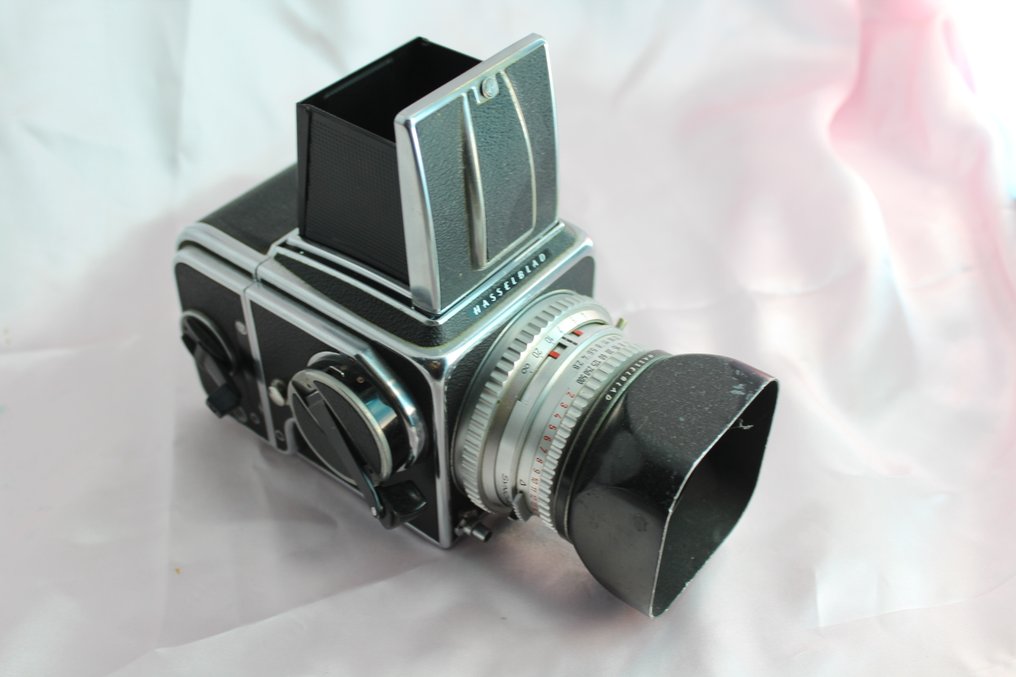 Hasselblad, Carl Zeiss 500C/M + Planar 2,8/80mm + Sonnar 4/150mm + acc. | 120 / medium format camera  (No reserve price) #1.0