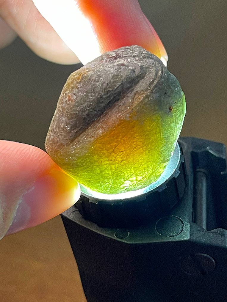 Ζαφείρι Υπέροχο κομμάτι! Πολύχρωμο ζαφείρι 104 καρατίων. Εξάγωνο, %100 Ειδικό - Ύψος: 25 mm - Πλάτος: 20 mm- 20.8 g #2.1