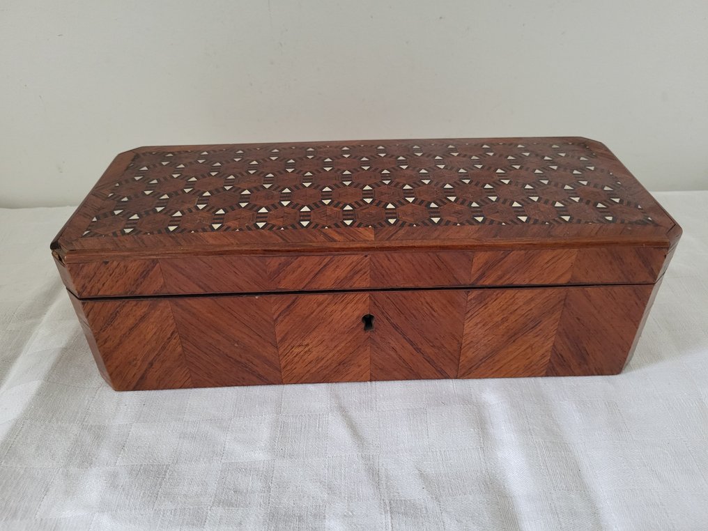 Eske - hanskerommet i tre, marqueterie - Tre #1.0