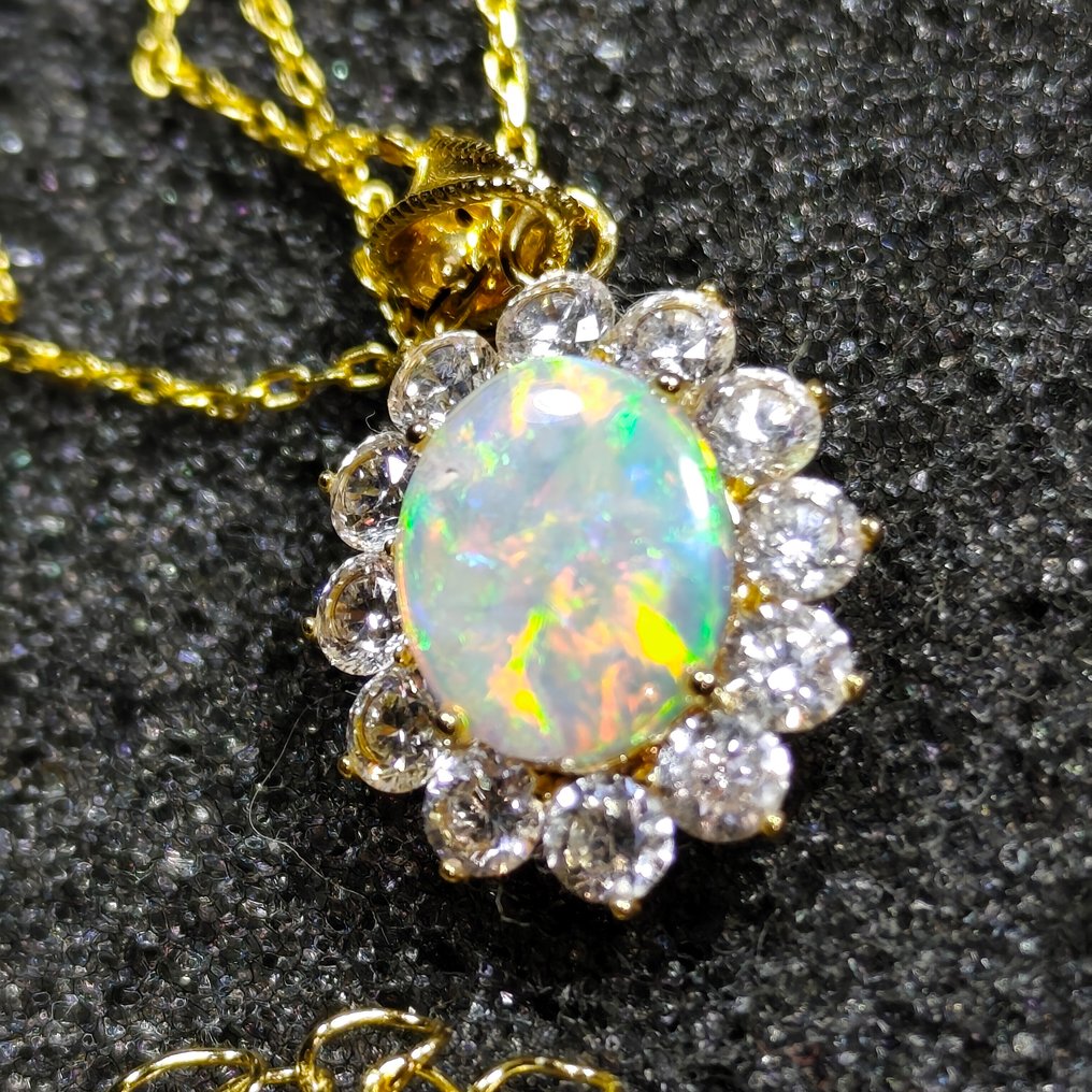 Australian opal from Coober Pedy on a pendant. Jewellery - Height: 22 mm - Width: 14 mm- 2.32 g - (1) #1.0