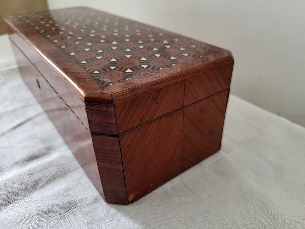 Eske - hanskerommet i tre, marqueterie - Tre #3.2