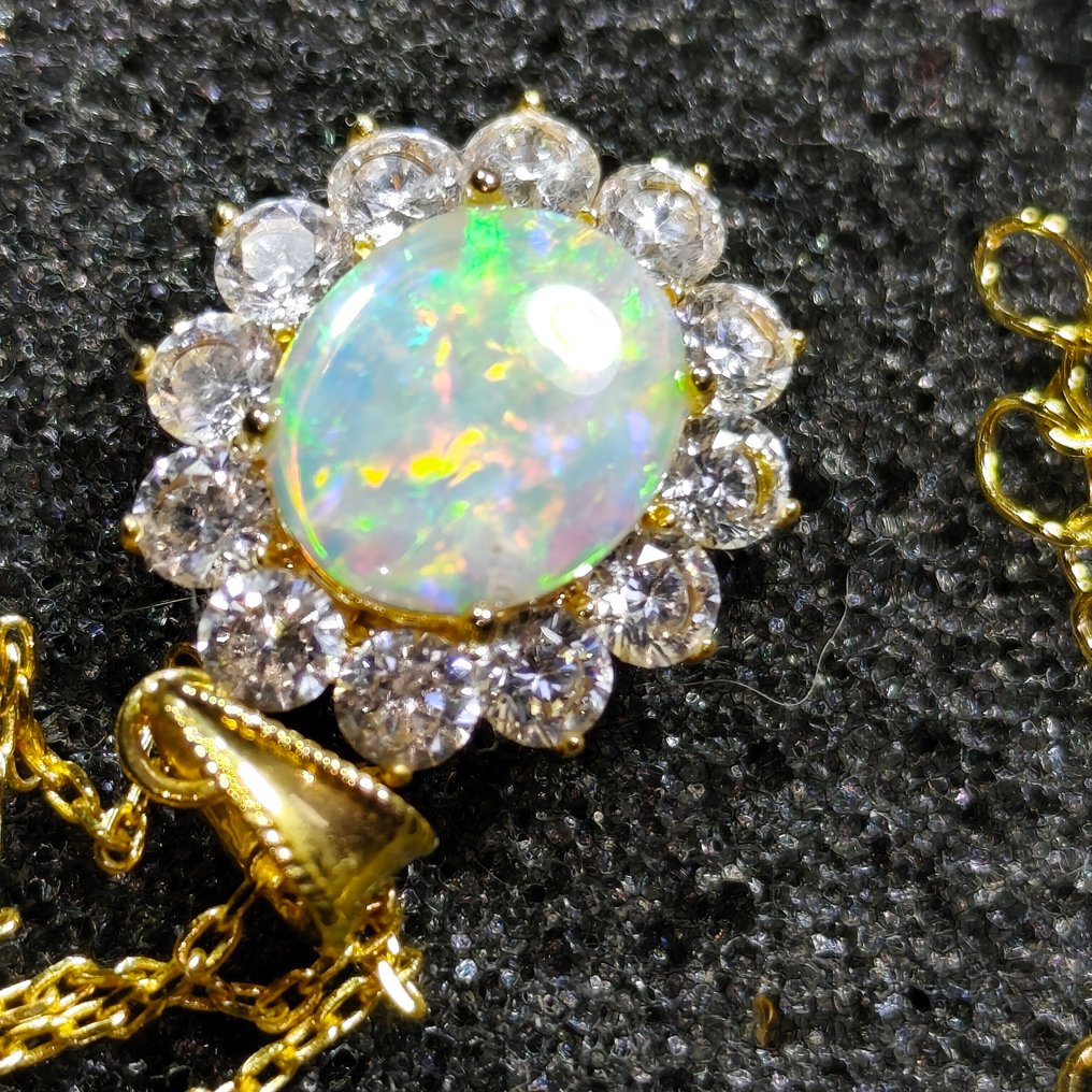 Australian opal from Coober Pedy on a pendant. Jewellery - Height: 22 mm - Width: 14 mm- 2.32 g - (1) #2.1