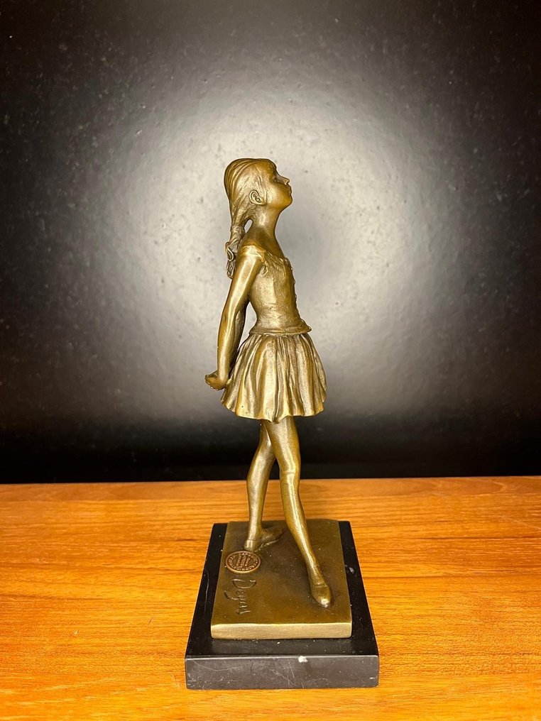 After Edgar Degas - 雕塑, Petite Danseuse de Quatorze Ans - 20 cm - 黄铜色, 大理石 #1.0