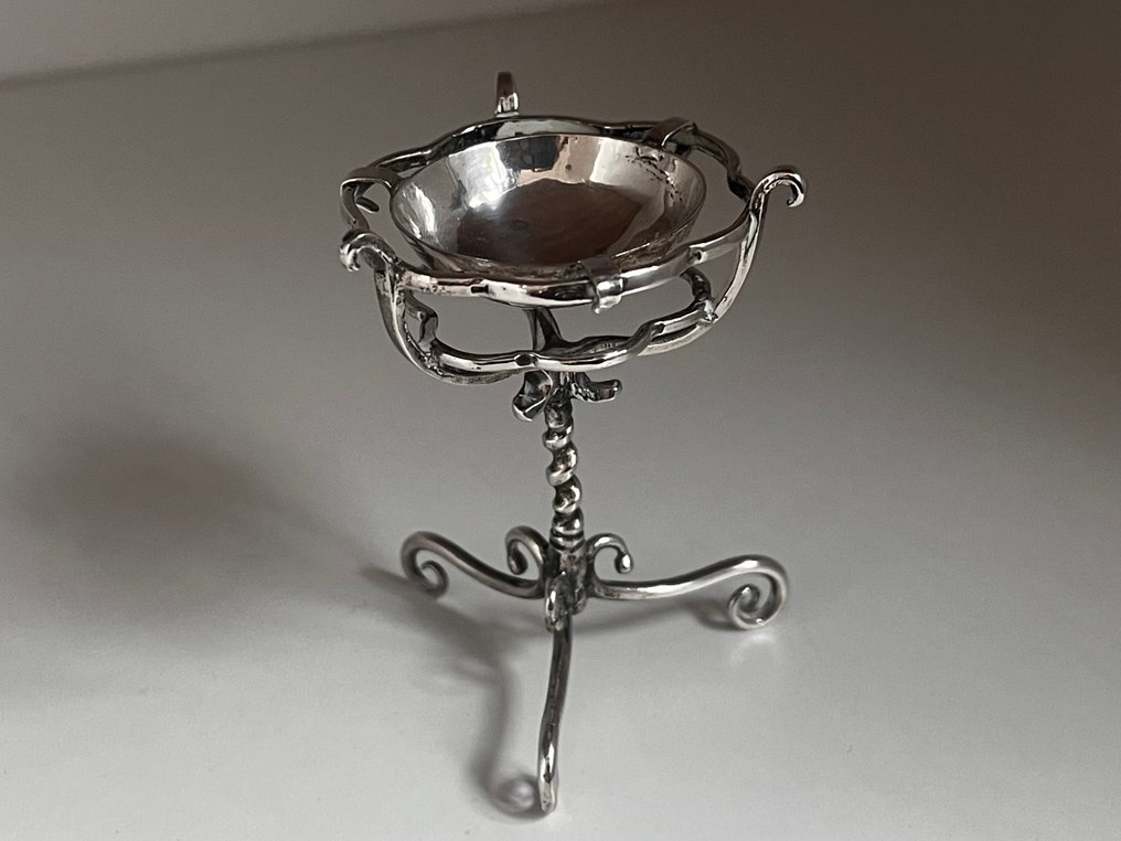 Figura in miniatura - Vroeg 18e eeuws Nederlands miniatuur zilveren komfoor - Argento #3.2