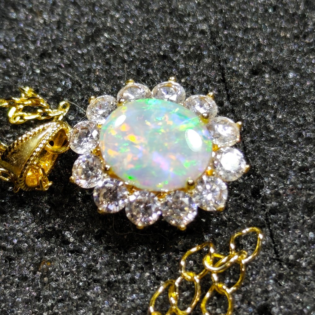 Australian opal from Coober Pedy on a pendant. Jewellery - Height: 22 mm - Width: 14 mm- 2.32 g - (1) #1.0