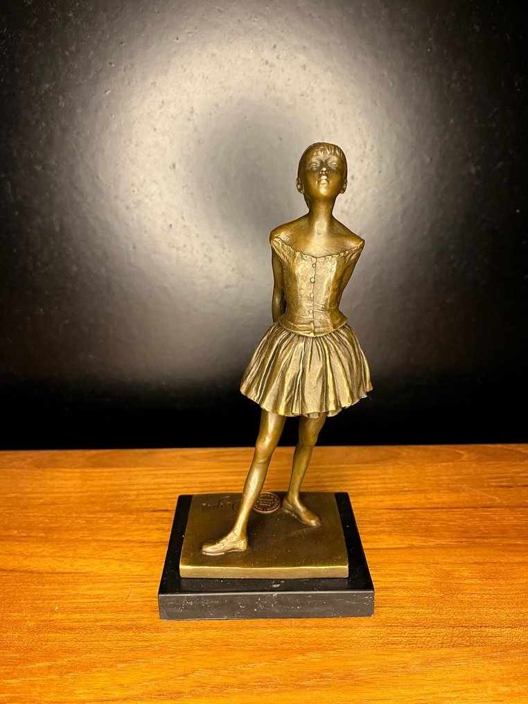 After Edgar Degas - 雕塑, Petite Danseuse de Quatorze Ans - 20 cm - 黄铜色, 大理石 #1.0