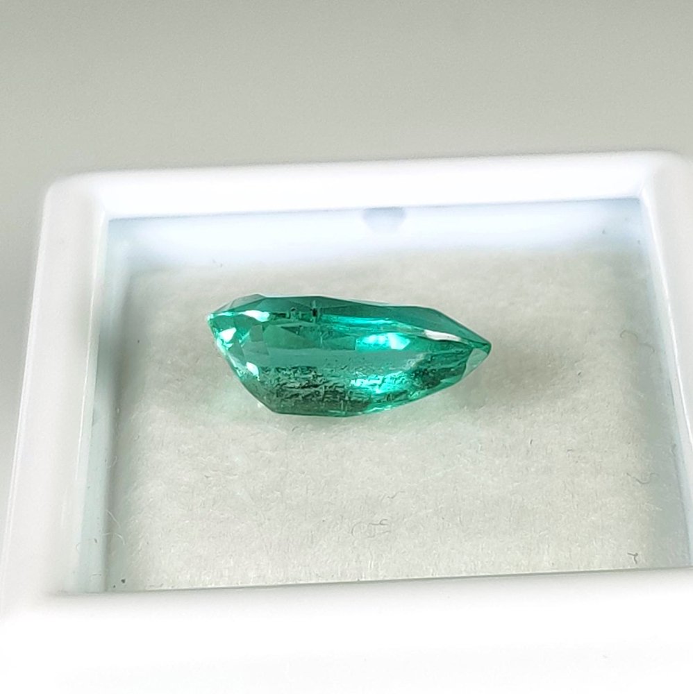 Grønn, Blå Smaragd - 2.05 ct - Internasjonal forening for fargede edelstener (ICA GemLab) - *Minor Oil* - blågrønn #3.2