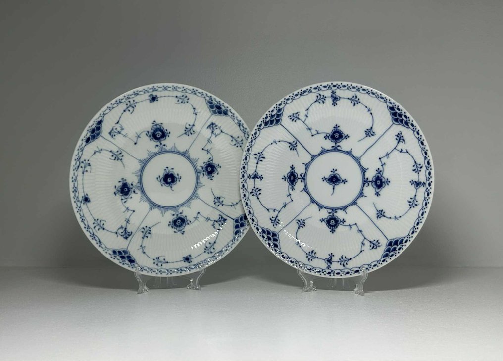 Royal Copenhagen - Serving dish (2) - Set of 2 Round Serving Bowls - Porcelain - Blue Fluted Half Lace #1.0