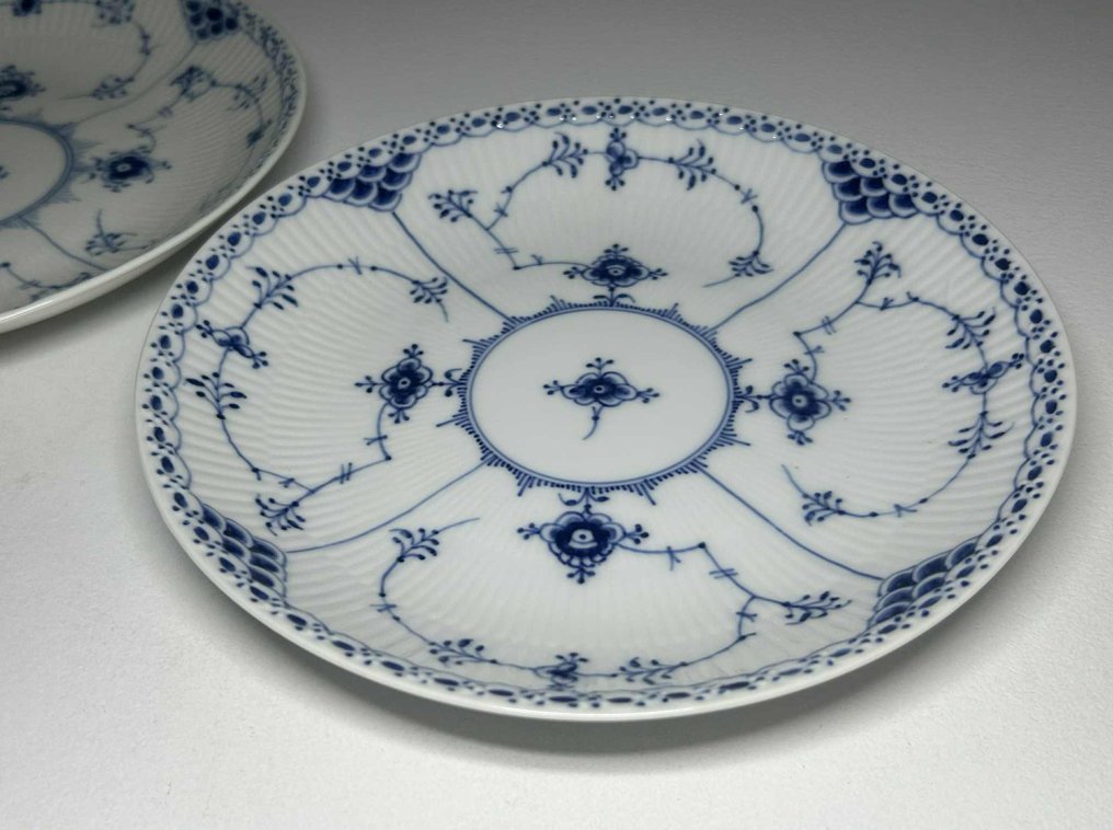 Royal Copenhagen - Serving dish (2) - Set of 2 Round Serving Bowls - Porcelain - Blue Fluted Half Lace #2.1