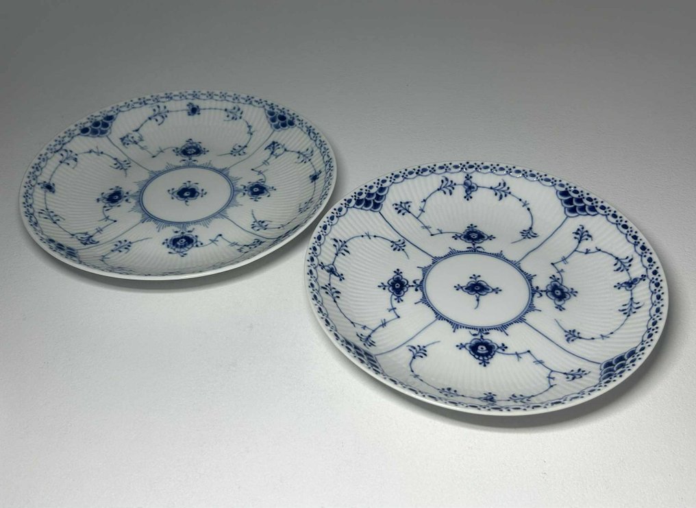 Royal Copenhagen - Serving dish (2) - Set of 2 Round Serving Bowls - Porcelain - Blue Fluted Half Lace #3.2