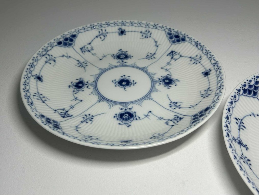 Royal Copenhagen - Serving dish (2) - Set of 2 Round Serving Bowls - Porcelain - Blue Fluted Half Lace #4.3