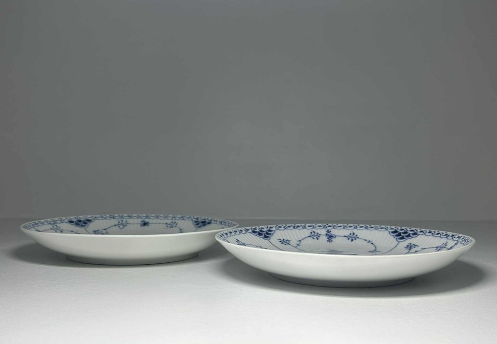 Royal Copenhagen - Serving dish (2) - Set of 2 Round Serving Bowls - Porcelain - Blue Fluted Half Lace #1.0